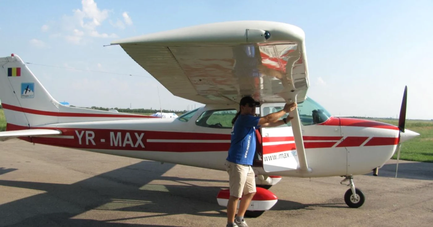 Avionul Cessna 172 are trei locuri pentru pasageri FOTO Ştefan Both
