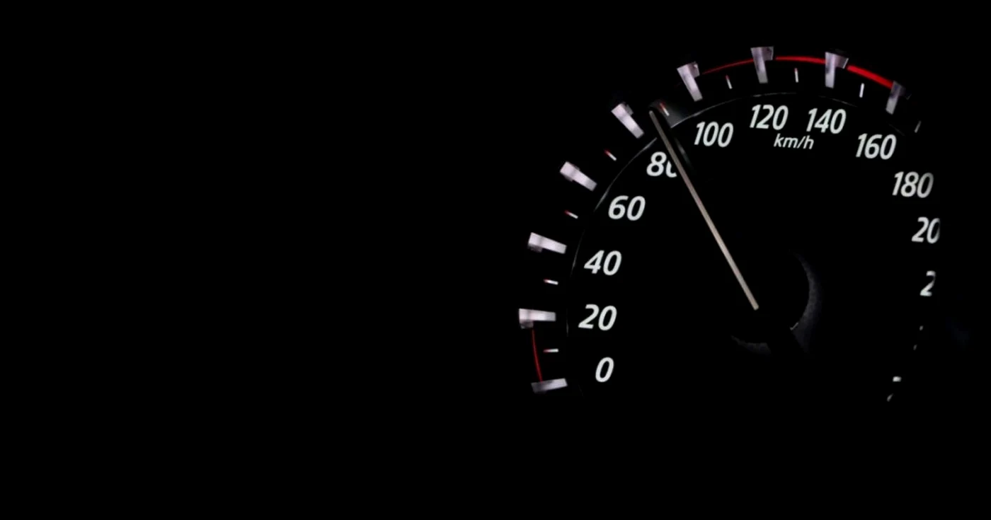 Imaginea unui kilometraj care indică o viteză de 80 km/h