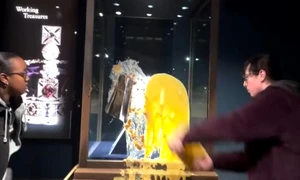 vandalism Turnul Londrei captură video ITVNews jpg