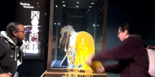 vandalism Turnul Londrei captură video ITVNews jpg