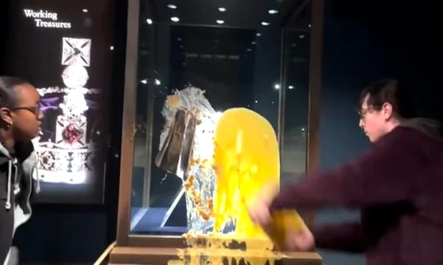 vandalism Turnul Londrei captură video ITVNews jpg