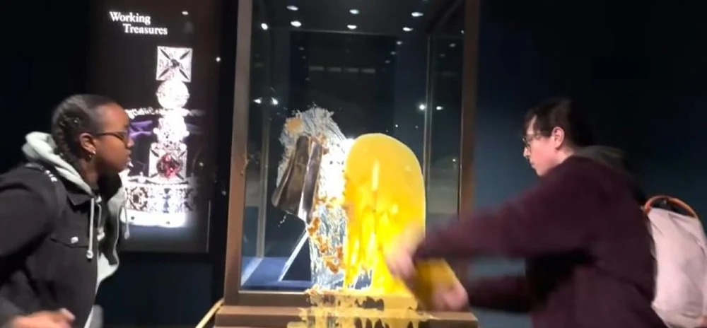 Un simbol al Coroanei Britanice, vandalizat de activiști în Turnul Londrei. Patru persoane au fost arestate