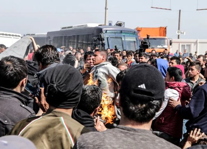 Un refugiat a recurs la un gest disperat după închiderea granițelor europeneFoto: Splashnews