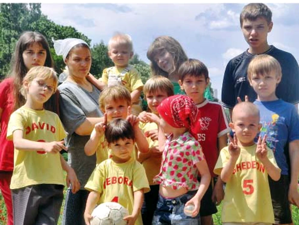Cei 12 copii ai familiei Zainea, în urmă cu câţiva ani, alături de mama lor
