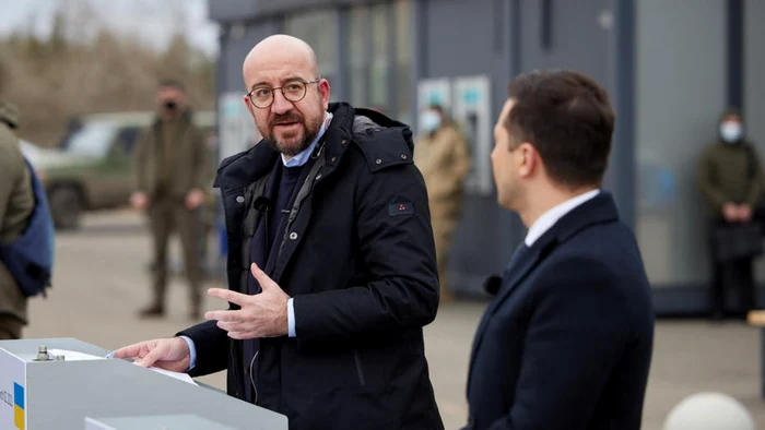 Charles Michel şi Volodimir Zelenski luând cuvântul în faţa unor militari care luptă în estul Ucrainei FOTO EPA-EFE