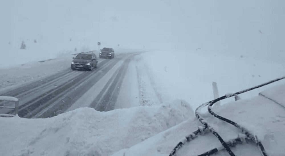 Accesul către Rânca a fost restricționat. Pot urca pe Transalpina doar mașinile 4x4 sau echipate cu lanțuri la roți VIDEO 