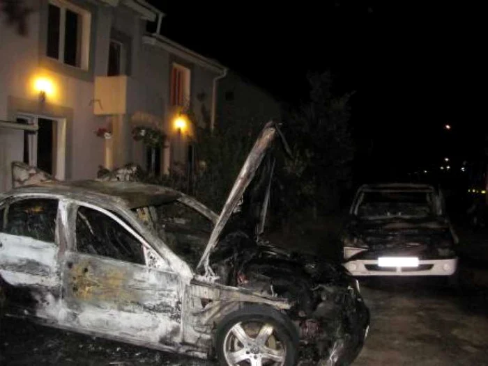 Maşinile poliţistului au ars în totalitate