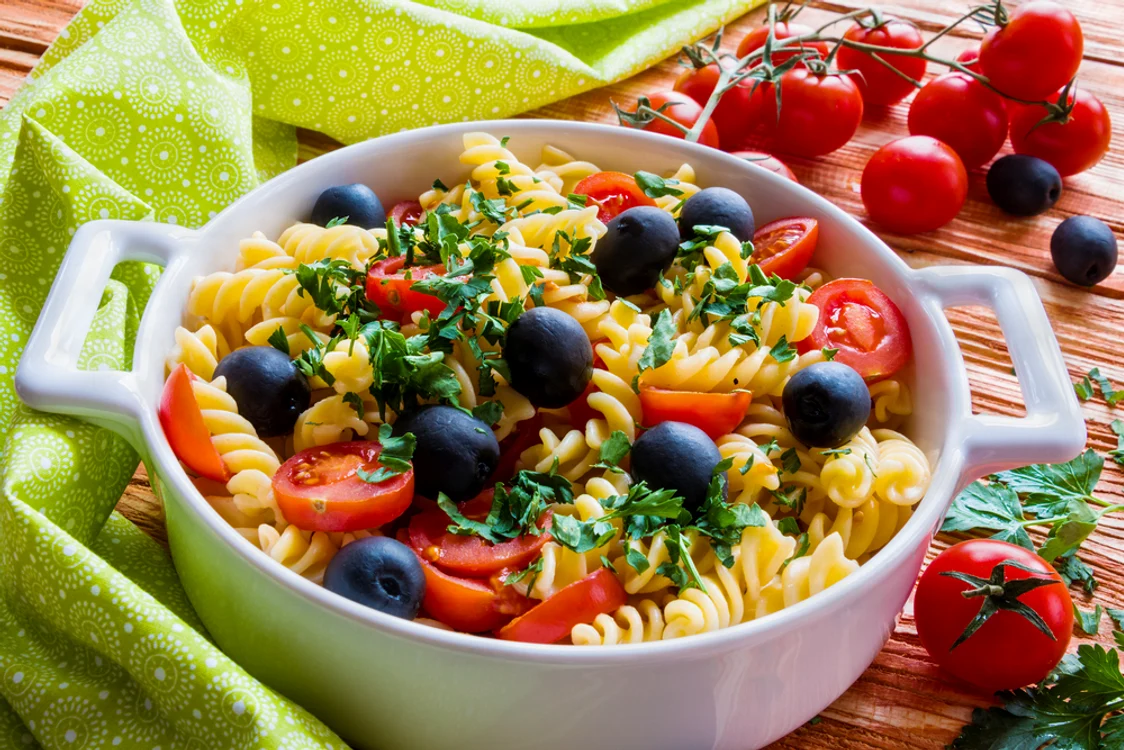 Salata de paste  Sursa foto shutterstock 398330512 jpg