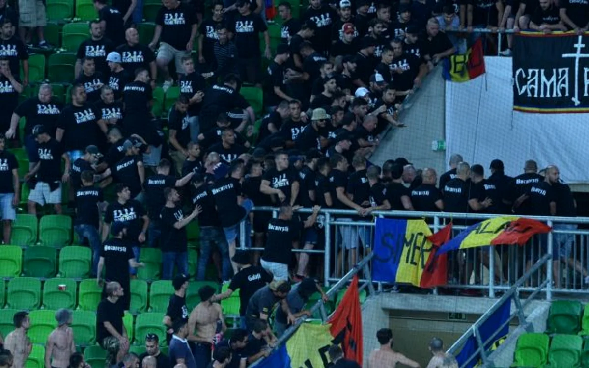 
    Steliştii şi dinamoviştii s-au bătut între ei la Budapesta, iar UEFA n-a trecut cu vederea incidenteleFoto: adevarul.ro  