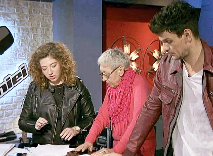 Gabriela Duţescu (în centru) îi învaţă pe concurenţi cum să-şi folosească vocea în galele live