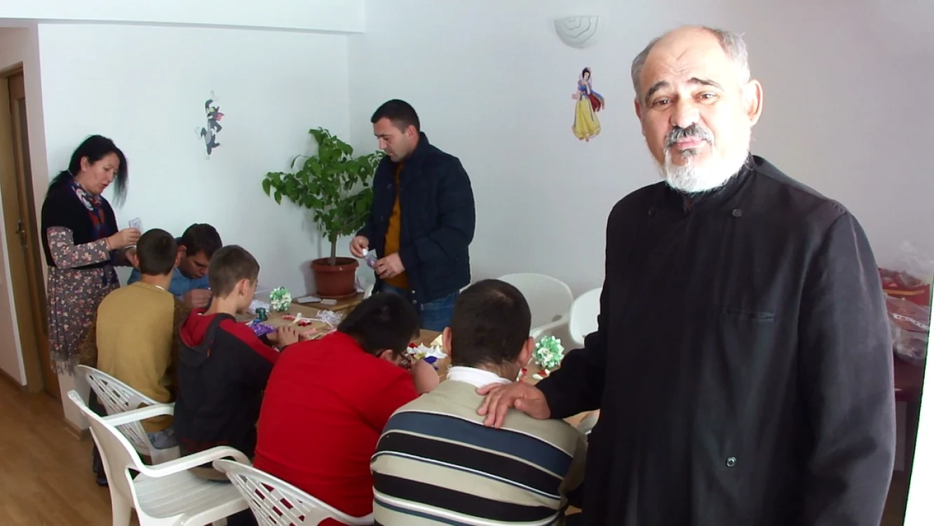 Părintele Marin Bica, alături de o parte dintre cei pe care îi ajută zilnic (FOTO: Mugurel Manea)