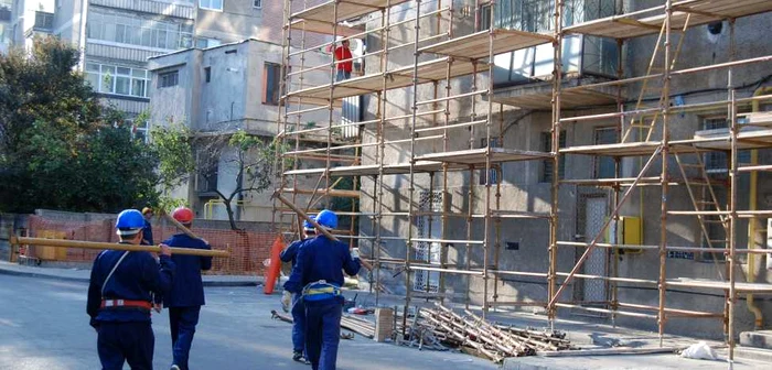 Firmele de construcţii îşi reduc activitatea pe timpul iernii (foto arhivă)