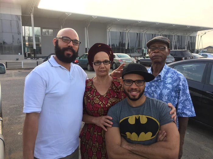 Anthony, alături de familia sa din Nigeria