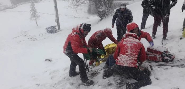 Salvamontiştii şi jandarmii montani au intervenit pentru salvarea tinerei