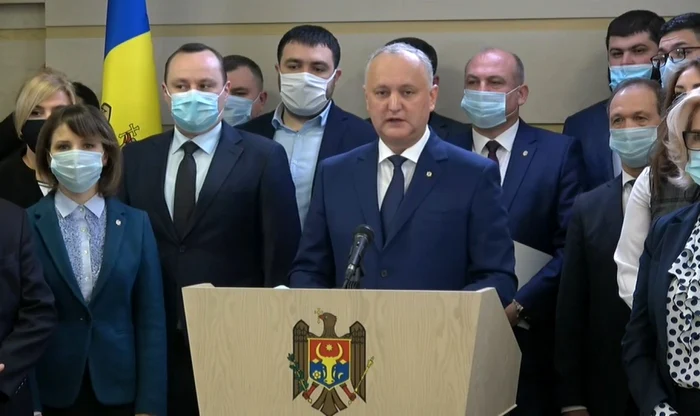 Liderul PSRM, Igor Dodon, alături de deputaţii socialişti FOTO arhivă