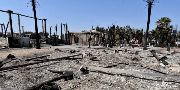 Pompierii italieni luptă cu flăcările în Sicilia. FOTO EPA-EFE