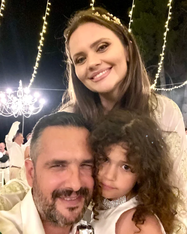 Cât timp a stat departe "de sticlă", prezentatorul TV și-a expus viața pe rețelele de socializare, alături de soția lui, Cristina Șișcanu