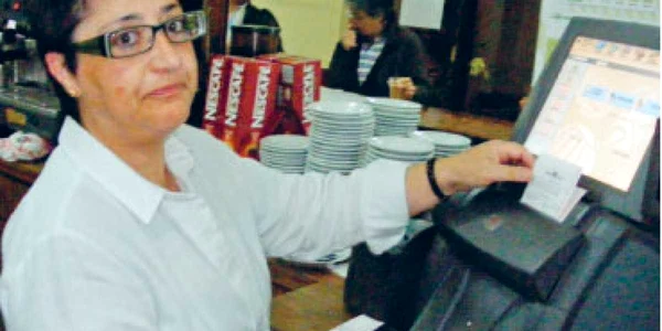 Milionarul  îşi pune banii la bancă