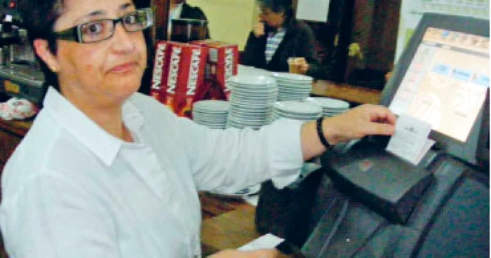 Milionarul îşi pune banii la bancă