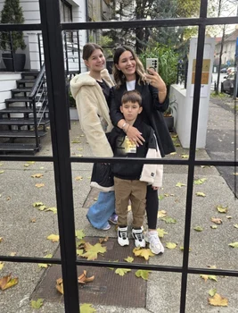 Ela Crăciun și doi dintre copii, Alesia și Nicholas foto: arhiva personală