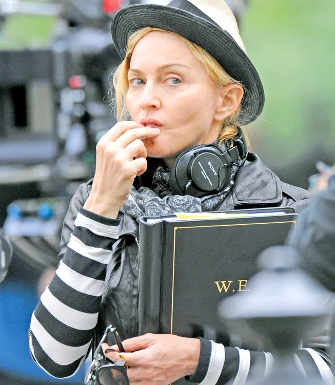 
    Madonna cară mobila  după ea de la un  concert la altul  