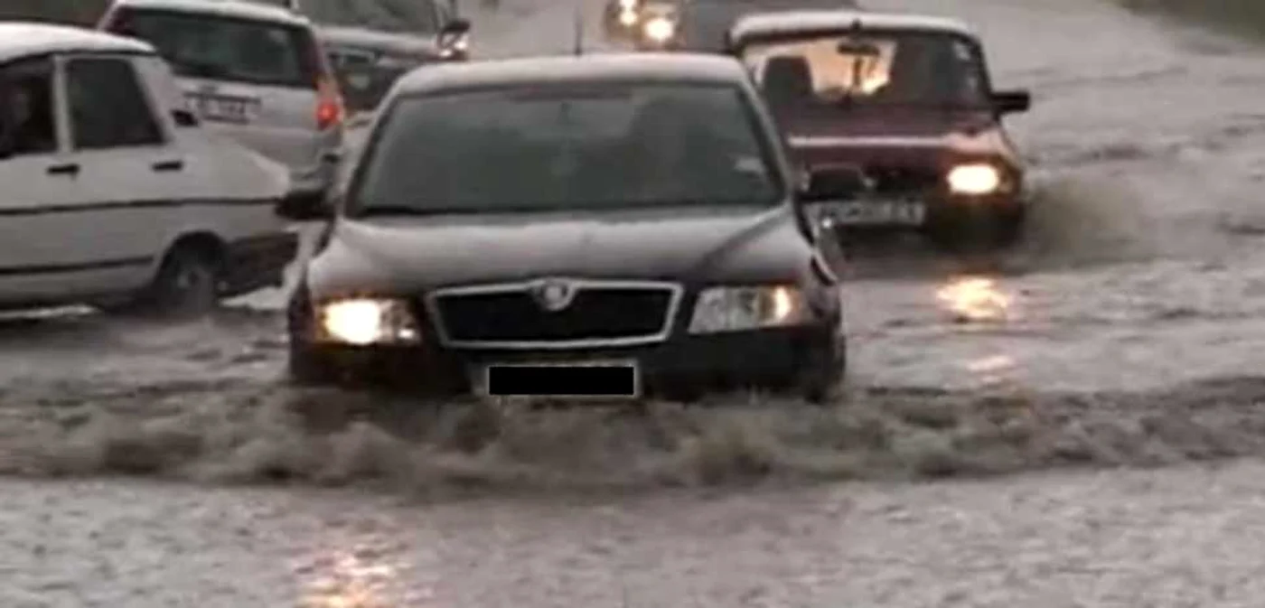 Maşinile au putut înainta cu greu