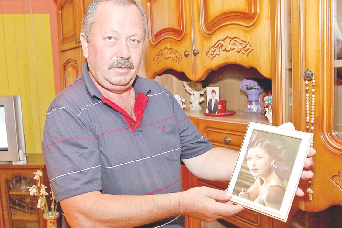 
    Gabriela Cristea (38 de ani) şi  Marcel Toader (50 de ani) s-au  căsătorit în 2008, la doi ani după  ce fostul rugbist a divorţat de o  altă vedetă, Anamaria Ferenţ  
