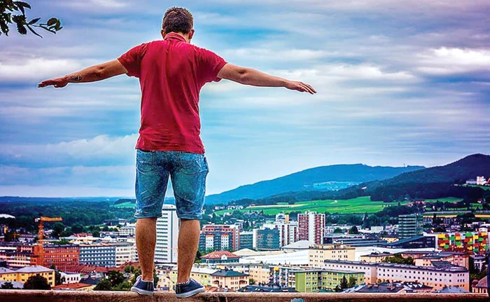 
    Un tânăr gorjean a murit după ce s-a aruncat de la primul etaj al unui mall din Germania  