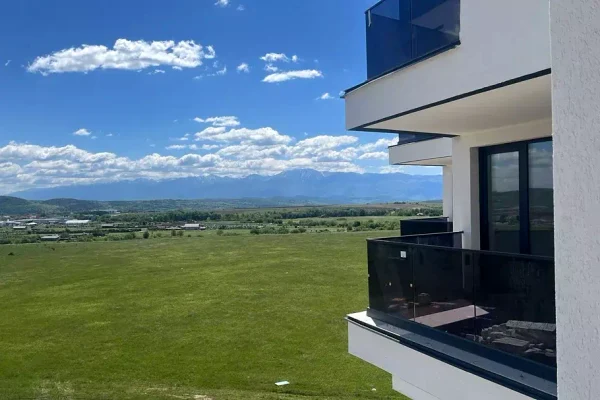 „Atât de ieftin? Plânge Clujul”. Apartamentul dintr-un bloc nou din Sibiu, lăudat de străini și ironizat de români