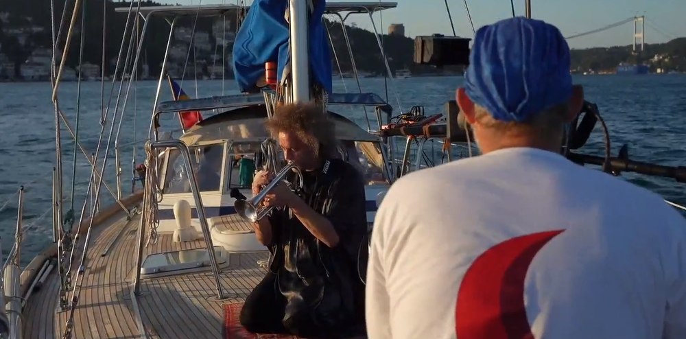 Circumeuropa a ajuns la Marmara. Au plecat de pe Bega și au traversat Bosforul în ritmul trompetei VIDEO 