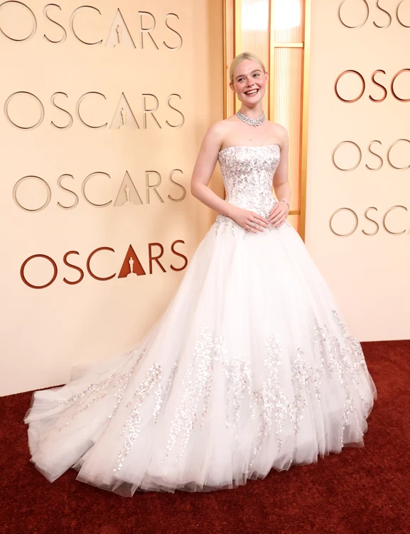 Elle Faning a purtat o rochie albă semnată de Givenchy (Foto: GettyImages)