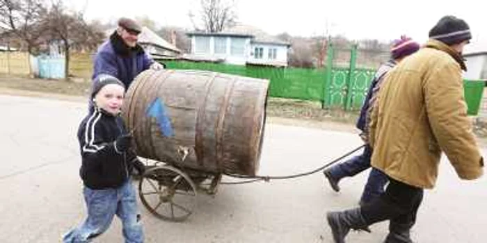 Ţăranii de la Fundul Galbenei se pregătesc să intre în iarnă cu gândul la integrarea europeană. Foto: Dumitru Goncear