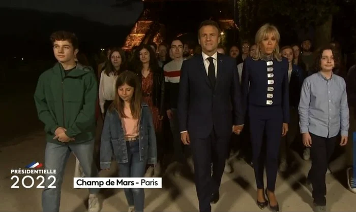 Macron a sosit la Champs de Mars de mână cu soţia sa, Brigitte Macron