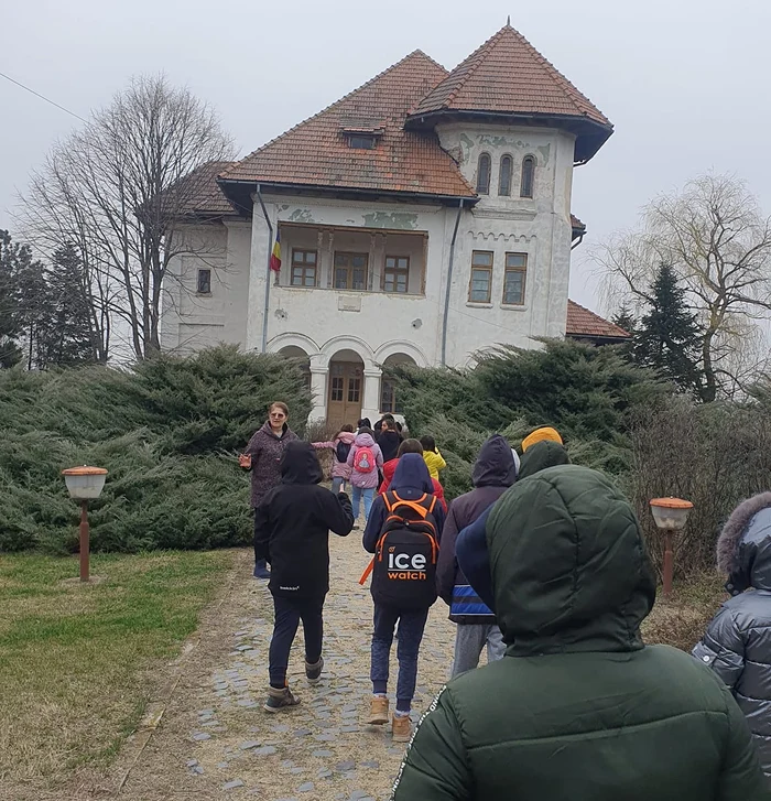 În excursie pe meleaguri oltene, la casa Nicolae Titulescu FOTO: arhiva Iulia Mihalache