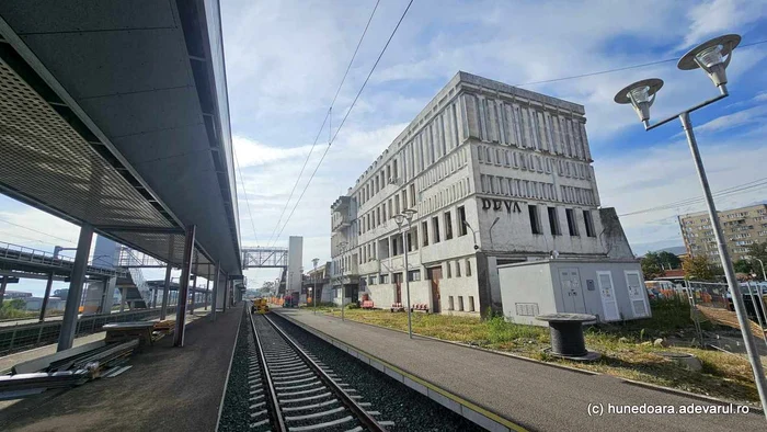 Gara Devei - clădirea regulatorului de trafic feroviar. Foto: Daniel Guță. ADEVĂRUL