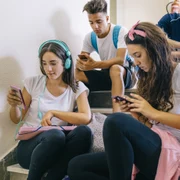 Elevi cu telefoanele mobile la scoala  Foto Freepik com jpg