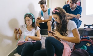 Elevi cu telefoanele mobile la scoala  Foto Freepik com jpg