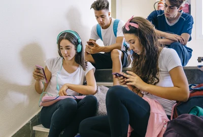 Elevi cu telefoanele mobile la scoala  Foto Freepik com jpg