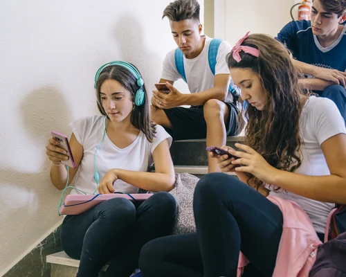 Elevi cu telefoanele mobile la scoala  Foto Freepik com jpg