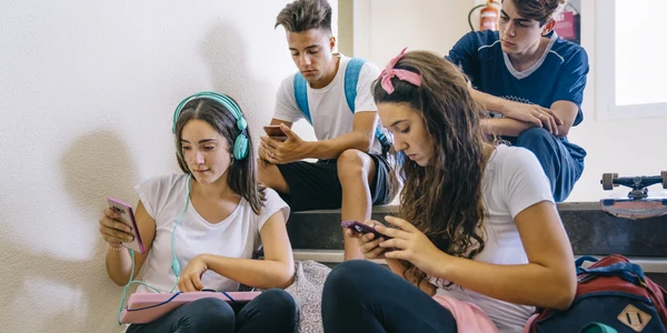 Elevi cu telefoanele mobile la scoala  Foto Freepik com jpg
