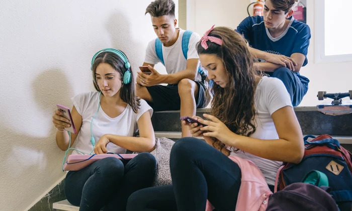 Elevi cu telefoanele mobile la scoala  Foto Freepik com jpg
