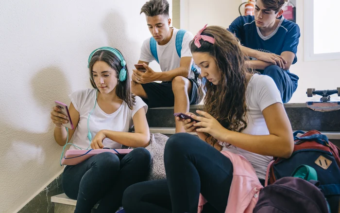 Adicția pentru telefoane afectează comportamentul multor elevi. Foto: Freepik.com