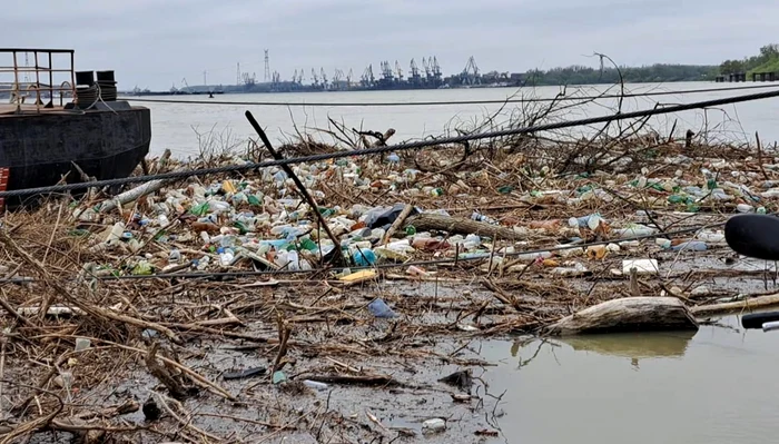 Tone de deșeuri pe Dunăre FOTO: captură video