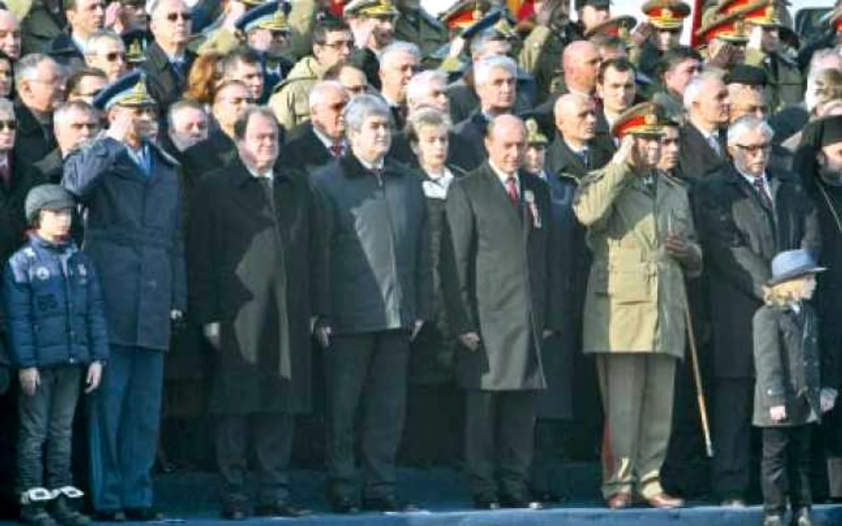 În Bucureşti, militarii au fost scoşi forţat din case pentru paradă