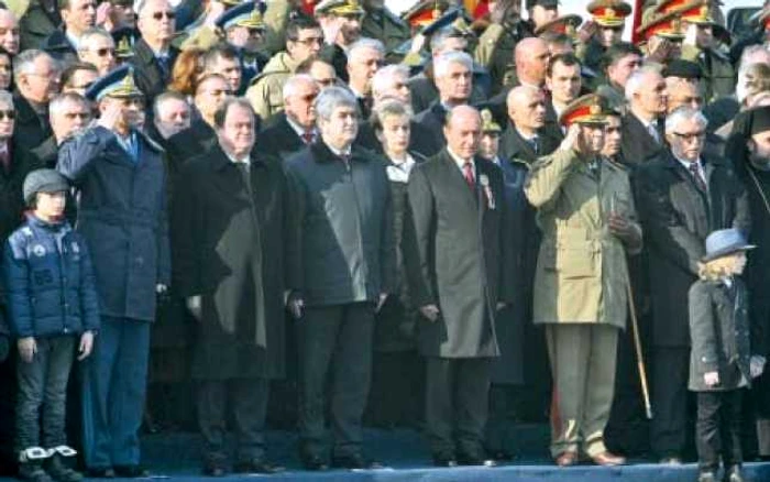 În Bucureşti, militarii au fost scoşi forţat din case pentru paradă