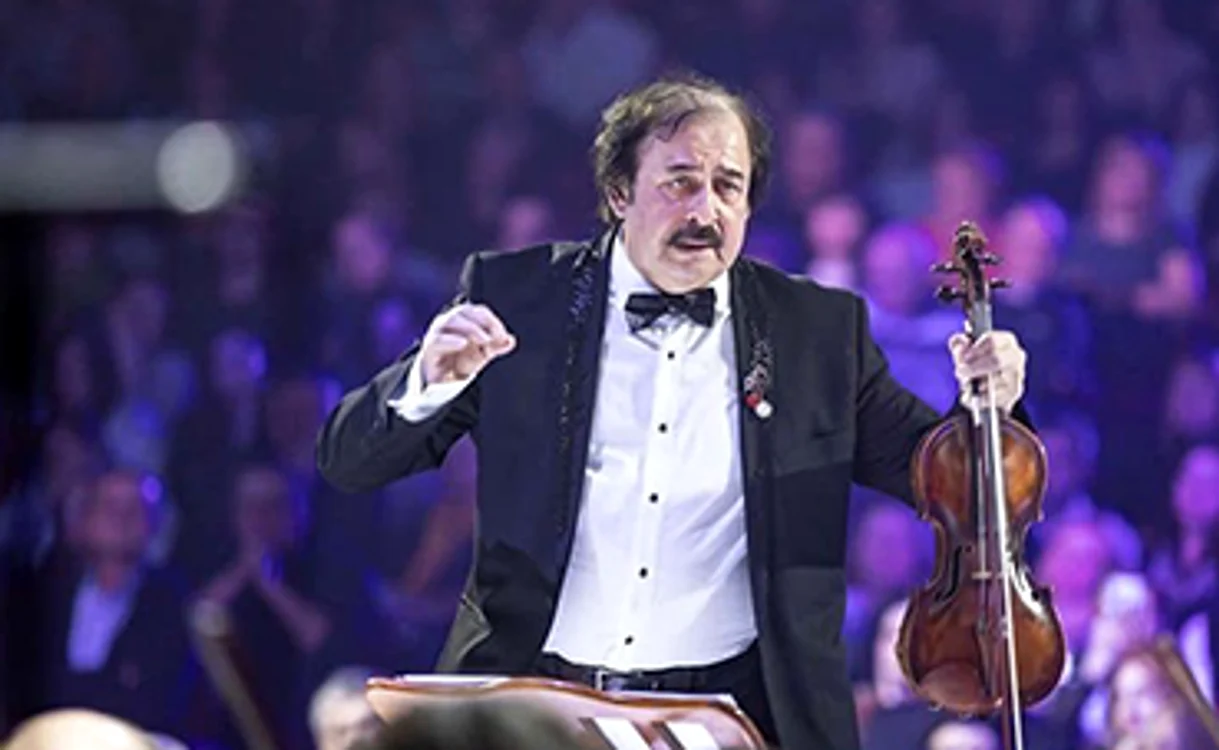 Este dirijorul Orchestrei de Muzică Populară „Lăutarii”