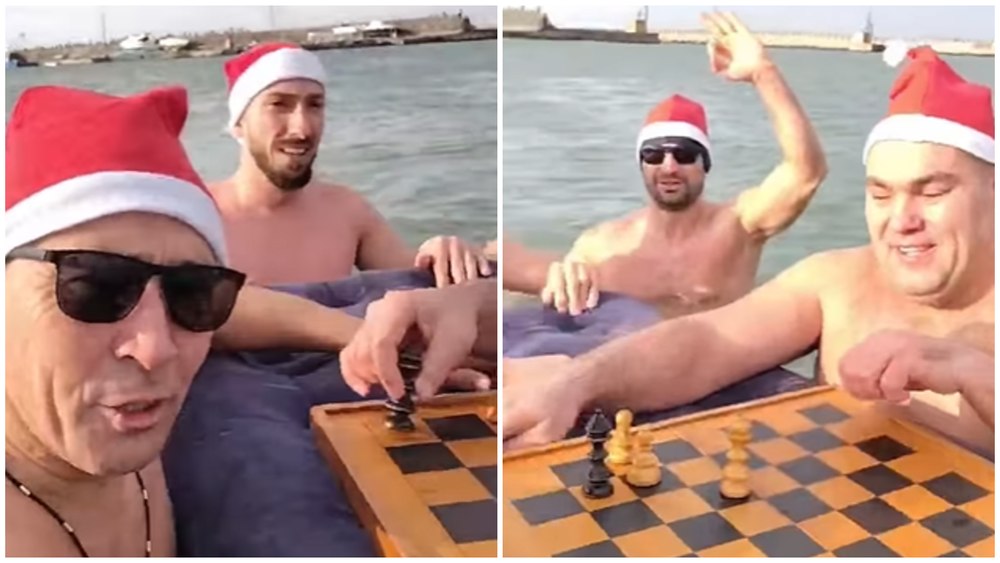 Patru bărbați au jucat șah pe o saltea gonflabilă, în apele Mării Negre, în a doua zi de Crăciun