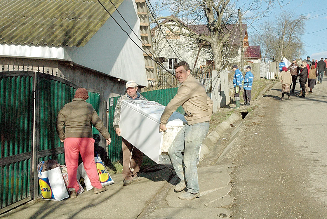 Ieri oamenii  îşi cărau  agoniseala de  prin gospodării