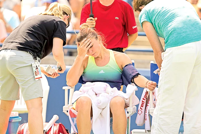 
    Simona Halep a pov estit coşmarul prin care a trecut duminică seara, în finala de la Toronto, când a fost nevoită să abandonezeFotografii: afp  