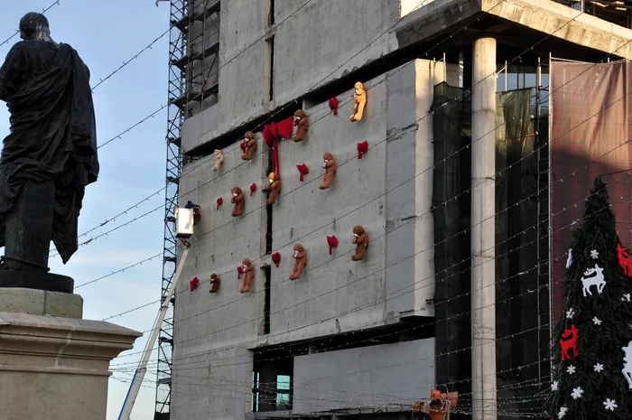 Ursuleții de pluș puși pe un perete de bloc FOTO: Facebook/Dobrogea Live